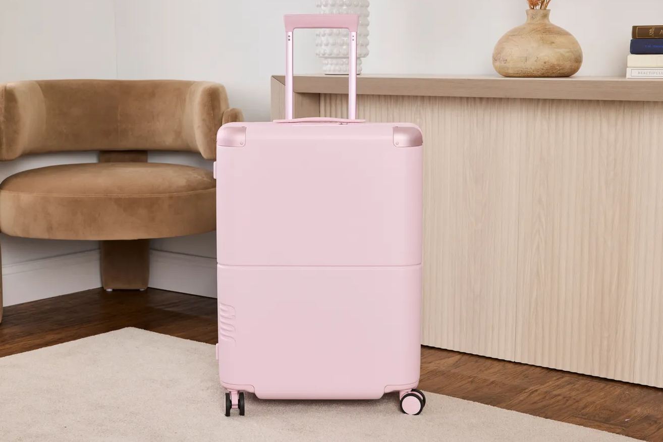 Level8 Voyageur 28 standing next to a Samsonite hardside checked bag
